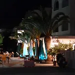 מלון Bay And Luxury האראקי